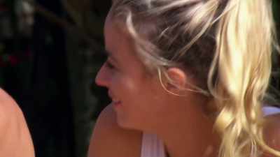 >> SOME PEOPLE GOT BEEF WITH
ELIZABETH. - Love Island