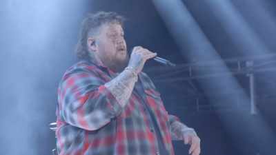 ♪♪ Somebody ♪♪
ALL: ♪♪ Save me ♪♪ - Jelly Roll: Save Me