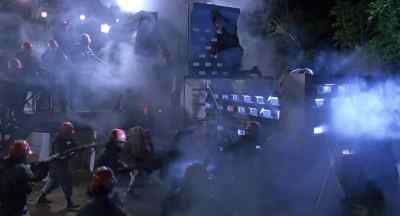 Somebody help him! - Jurassic Park