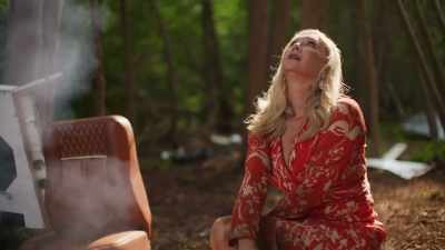 Somebody please look down. - Hunting Housewives