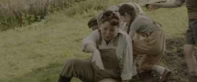 Somebody, please. Oh, my goodness. - The Railway Children Return