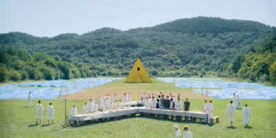 Somebody should tell those girlsthey're walking stupidHow long do they typically standWe're going to stand until it's right to sit - Midsommar