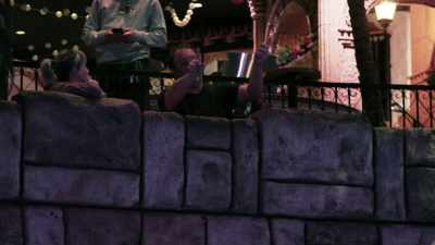 Someone comes out, they
praise, they jump in, - ¡Casa Bonita Mi Amor!