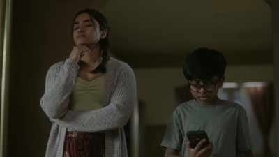 - Someone cut our phone line.
- It's a cellphone, duffer. - The Pradeeps of Pittsburgh