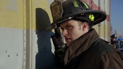 Someone in there? Call out. - Chicago Fire
