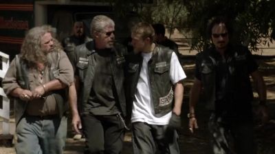 Someone put a death threat in her car. - Sons of Anarchy