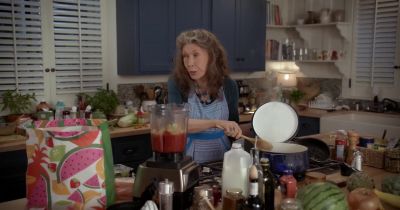 Someone is supposed to be
sitting in their seat. - Grace and Frankie