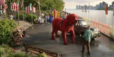Someone's been eating
their spinach. [laughs] - Clifford the Big Red Dog