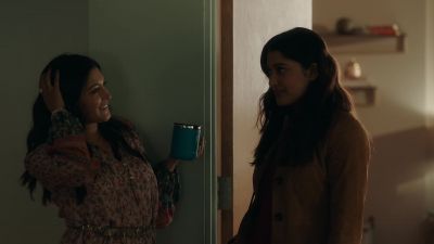 Someone's in a good mood. - The Resident