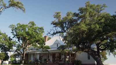 Something you didn't see
in the original episode - Fixer Upper: Behind the Design