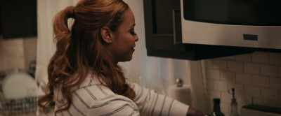 -Something smells good.
-Thanks. - Lights Out