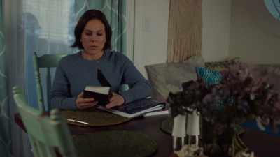 ♪ Something still
inside of me, ♪ - Blind Date Book Club
