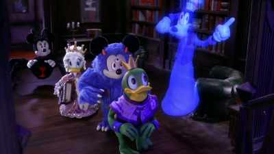 Something's
glowin', that-a-way! - Mickey and Friends: Trick or Treats