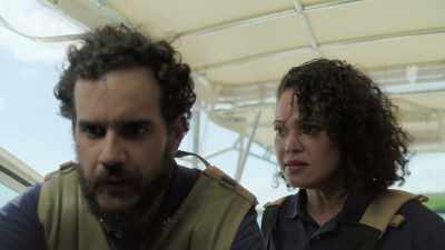 -Something's not right.
-Come on, where are you? - 5 Headed Shark Attack