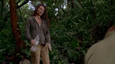 - Something's wrong.
- Lots of things are wrong, Kate. - Lost