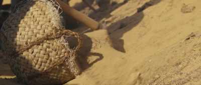 Sometimes, we discover the same baskets
used by ancient Egyptians. - Secrets of the Saqqara Tomb