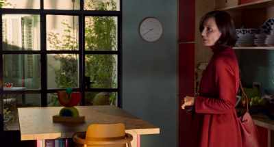 - Sometimes she drinks because her husband
is very sick. - Oh, boy. - Oh, yeah. - Parallel Mothers