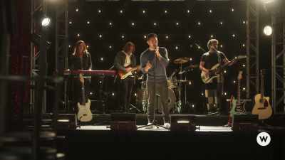 Son las cinco en
la tarde on a Friday night. - Love in the Limelight
