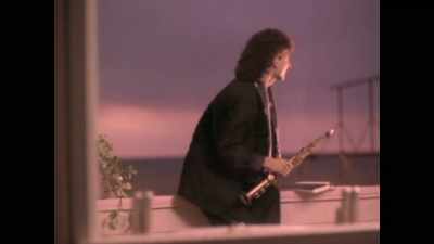 ♪ ("SONGBIRD" PLAYING) ♪ - Listening to Kenny G