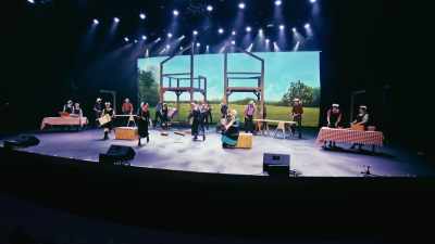 [sonido de martillos] - ¡Está bien! - The Confession Musical