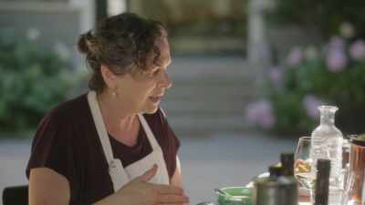 - [Sophia] Really?
- We felt that
this is an oil that has - What Am I Eating? With Zooey Deschanel