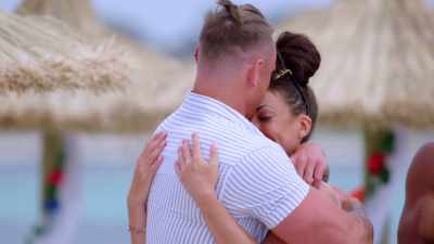 ‐SOPHIE: Oh, my God.
‐(APPLAUSE) - Love Island