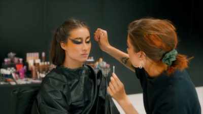 [Sophie] The light will really catch that.
Yeah, no, I like that. - Glow Up: Britain's Next Make-Up Star