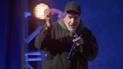 - Sorry about that. [laughs]
- [audience laughing] - Dave Attell: Hot Cross Buns
