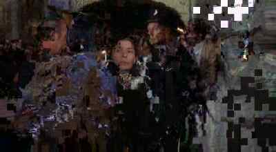 -Sorry.
-Are they gone? - The MacKintosh Man