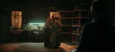 Sorry. Cassie's party is over.
It's time to go home. Yeah. - Hocus Pocus 2