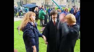 - Sorry. Gotta give it back.
[laughter] - Harry Potter 20th Anniversary: Return to Hogwarts