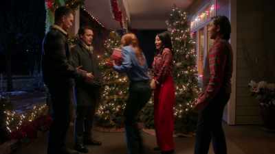 - Sorry. Here you go.
- Oh. Oh! Wow. - A Vineyard Christmas