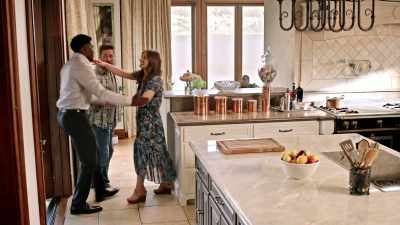 - Sorry I'm so late.
- No, you're right on time. - Two Chefs and a Wedding Cake