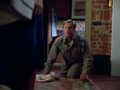 - Sorry. Must be in the wrong apartment.
- Hey, hey, hang on a second. - Lois & Clark: The New Adventures of Superman