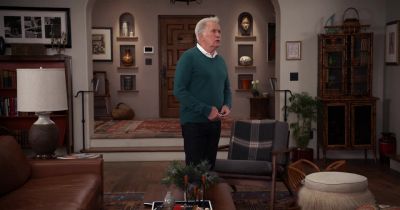 Sorry, that was the wind. - Grace and Frankie