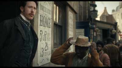 - Sorry, we're full.
- Look, we need only one room, alright? - A Thousand Blows