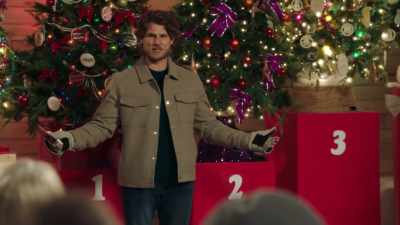Sou Adam Walters, o leiloeiro.
Agradeço a presença. - 'Tis the Season to be Merry