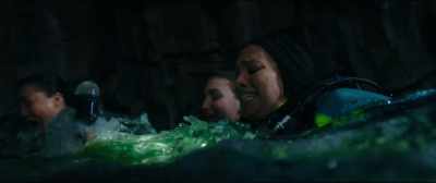 -Sound the alarm!
-[emergency alarm ringing] - 47 Meters Down: Uncaged