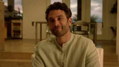 - Soy Joel Rollins, ella es mi esposa, Jenny. - Couples Retreat Murder