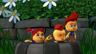-[spaceship whirring]
-Look! It's going away. - The Chicken Squad