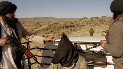 - (SPEAKING ARABIC)
- US SOLDIER: Yeah, it's a Westerner. - Strike Back