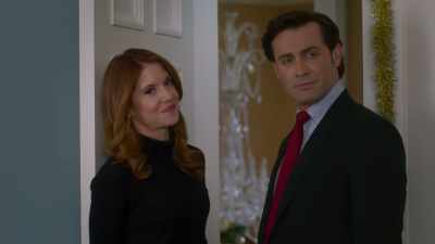 [speaking Spanish] - A Royal Christmas Holiday