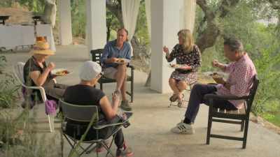 [Speaking Spanish] - Write Around the World with Richard E Grant