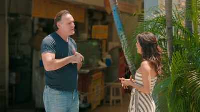 - [speaking Spanish] - Eva Longoria: Searching for Mexico