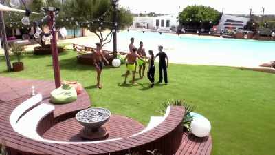 (SPEAKING SPANISH) - Love Island
