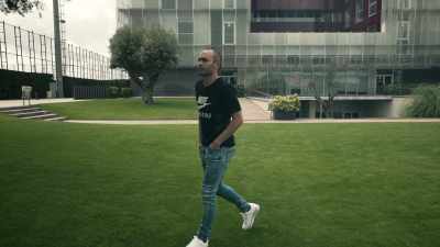 (SPEAKING SPANISH) - Take the Ball, Pass the Ball