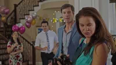Spencer, honey, come on.
Yes, everybody. - Picture Perfect Lies