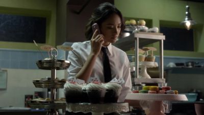 Spencer: OKAY,
SO HE'S FINALLY - Pretty Little Liars