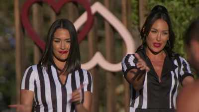 - Spill the tea!
- [contestants cheer] - Twin Love