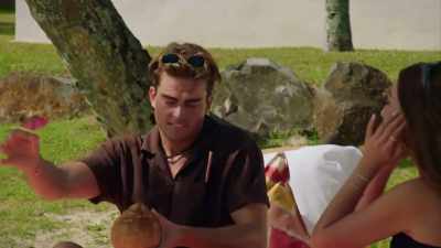 SQUEALS: You got me a coconut!
What a surprise! - FBOY Island NZ